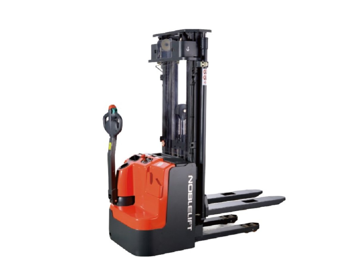 Ruční vysokozdvižné vozíky ve skladové hale